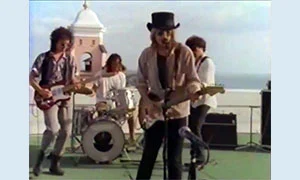 Tom Petty and the Heartbreakers playing on the roof of the Son CeSar