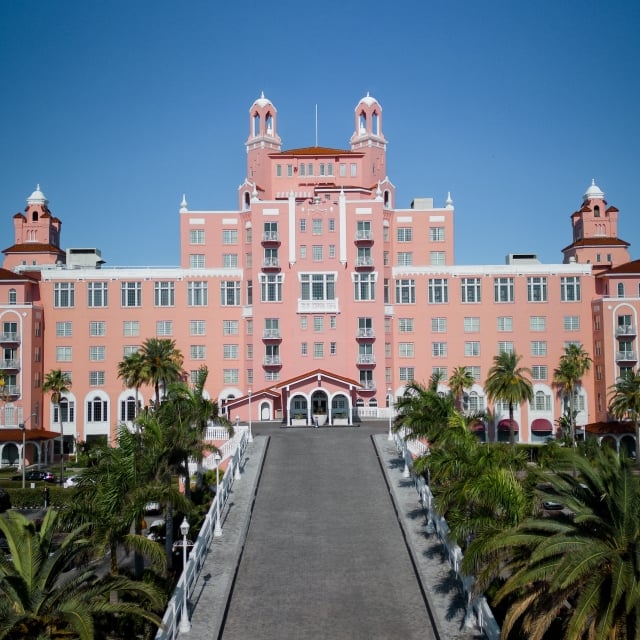 driveway leading to the entrance of the hotel