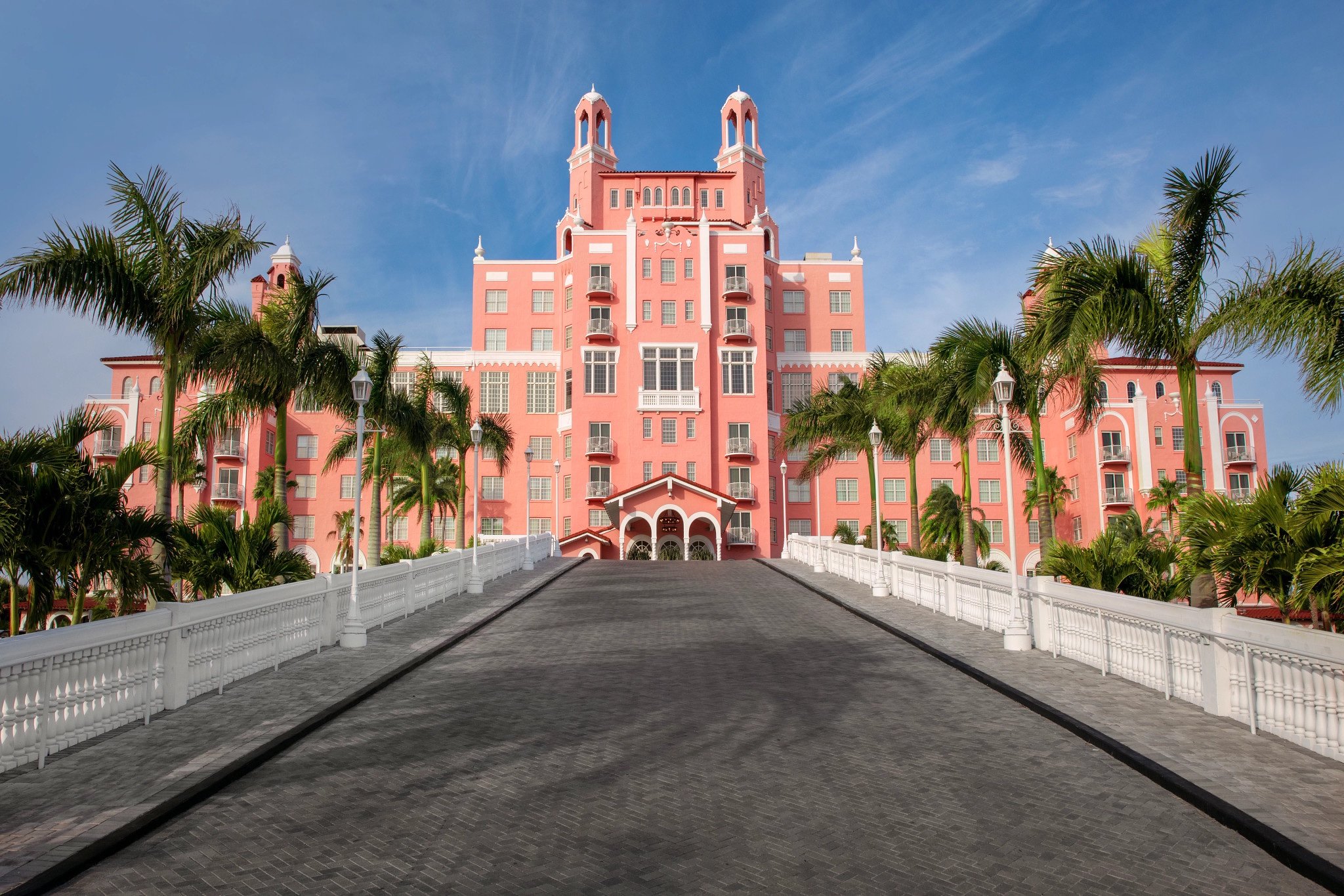 driveway to the entrance of the hotel